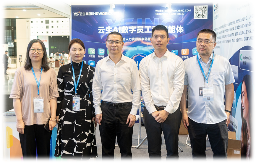 上海市人力资源和社会保障局党组成员、副局长李炜莅临上交会卓联智汇科技展位指导工作