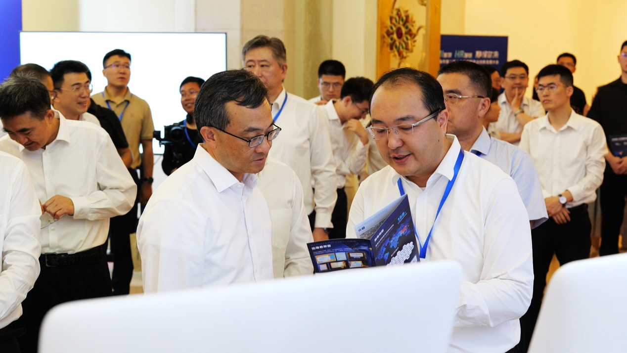 人力资源和社会保障部党组成员、副部长颜清辉一行领导莅临卓联智汇科技展位